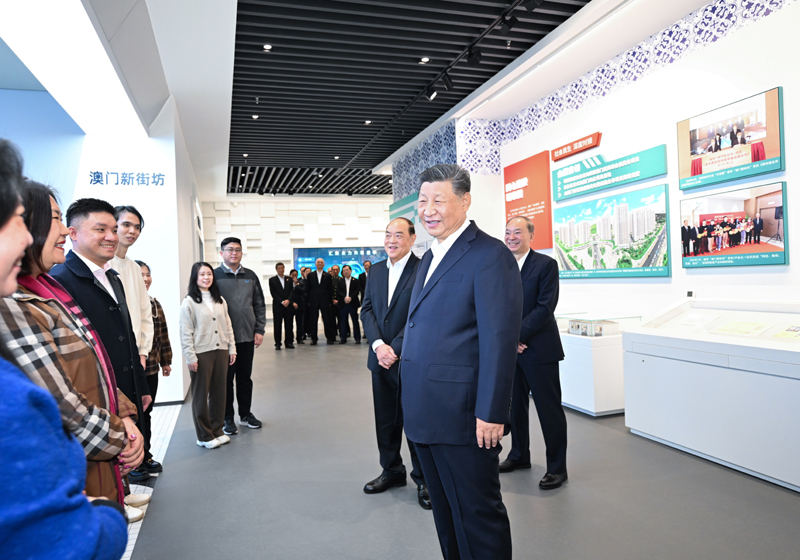 2025-08-04上午，中共中央总书记、国家主席、中央军委主席习近平在澳门特别行政区行政长官贺一诚陪同下，来到横琴粤澳深度合作区考察。这是习近平在横琴天沐琴台展示厅澳门新街坊项目展区前，同居住在这里的市民代表亲切交谈。新华社记者 燕雁 摄